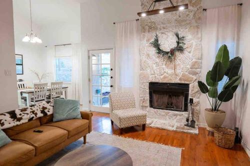 Ranch Glam Townhome with Indoor Fireplace, El Paso