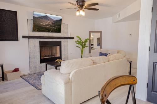 West EP Poolside Mountain Views, El Paso
