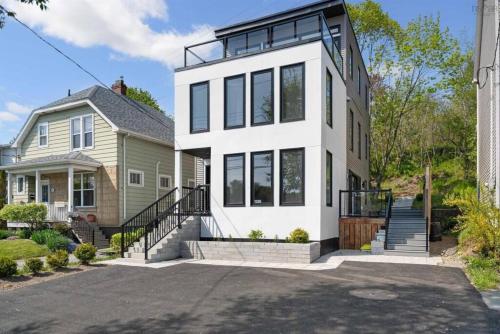 4Br 3 Bath Oceanview Modern Home