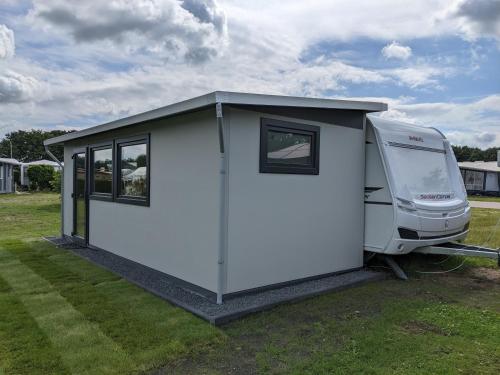 Premiumwohnwagen Grauer Kranich am Kransburger See 43 in Wurster Nordseeküste, Deutschland