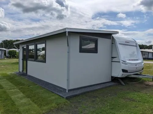 Premiumwohnwagen Grauer Kranich am Kransburger See 43 in Wurster Nordseeküste, Deutschland