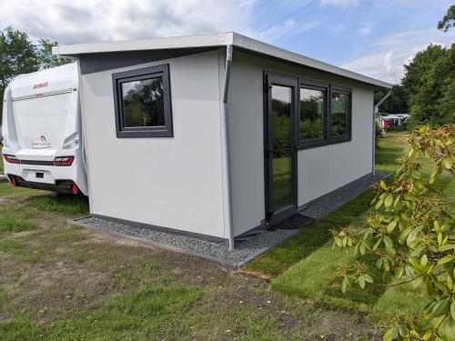 Premiumwohnwagen Grauer Kranich am Kransburger See 43 in Wurster Nordseeküste (Lower Saxony)