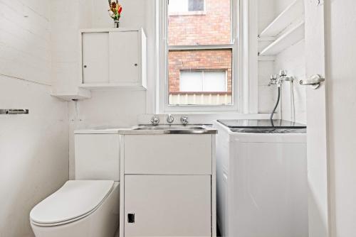 Charming Double Room - Prime Location in Carlton Supermarkets Nearby for Convenience - Shared Bathroom