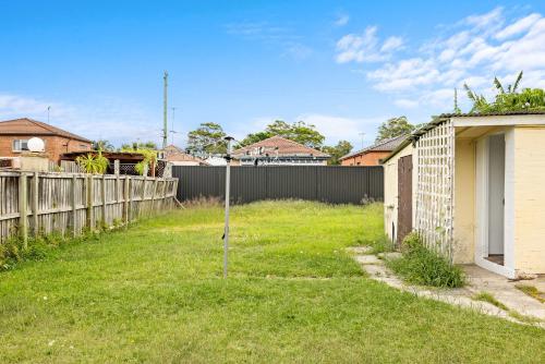 Charming Double Room - Prime Location in Carlton Supermarkets Nearby for Convenience - Shared Bathroom