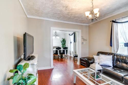 1 Mi to Dtwn The Rossi House in Des Moines! 1 Mi to Dtwn The Rossi House in Des Moines!