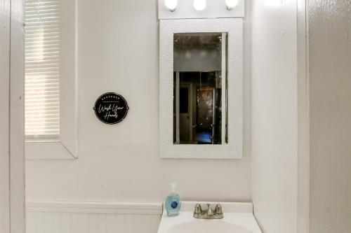 1 Mi to Dtwn The Rossi House in Des Moines! 1 Mi to Dtwn The Rossi House in Des Moines!