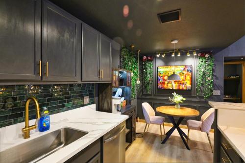 Exquisite jazzy warm deco nearby the Strip - Top 15 Best Vegas Vacation Home recommended by Conde Nast Traveler, Las Vegas (photo 8)