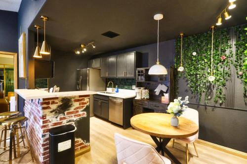 Exquisite jazzy warm deco nearby the Strip - Top 15 Best Vegas Vacation Home recommended by Conde Nast Traveler, Las Vegas (photo 7)