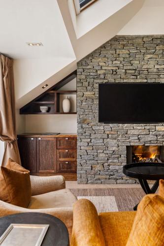 Ben Lomond 3 -Top-floor lakeshore apartment - main image