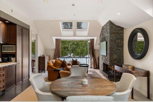 Ben Lomond 3 -Top-floor lakeshore apartment - image 12