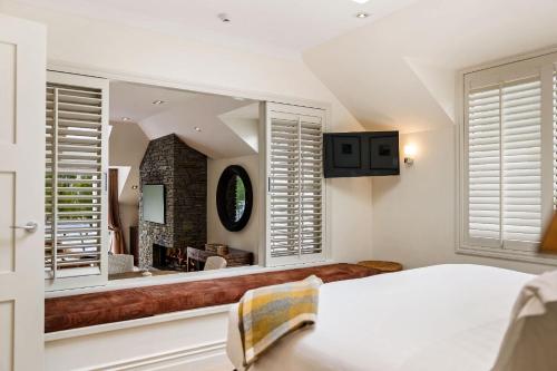 Ben Lomond 3 -Top-floor lakeshore apartment - image 3