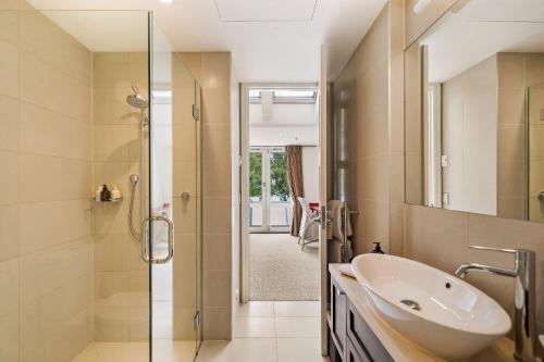 Ben Lomond 3 -Top-floor lakeshore apartment - image 9