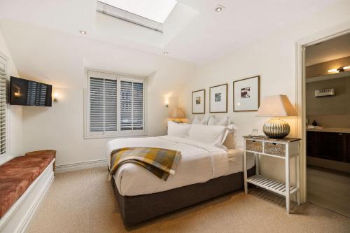 Ben Lomond 3 -Top-floor lakeshore apartment - image 6
