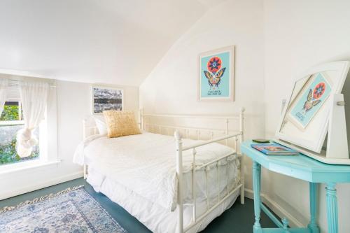 Water view farmhouse walk to beach and coffee