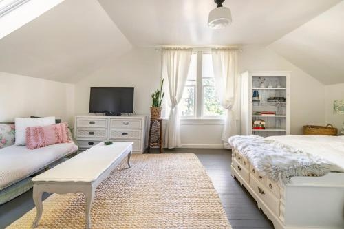 Water view farmhouse walk to beach and coffee