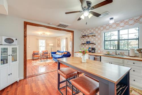 Walk to Main Street Cottage with Deck in Bandera! in 班德拉