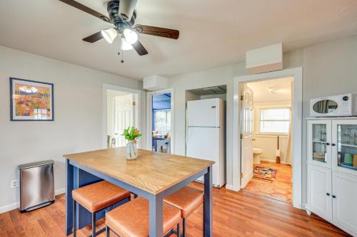 Walk to Main Street Cottage with Deck in Bandera! in 班德拉