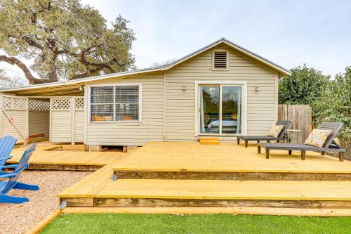 Walk to Main Street Cottage with Deck in Bandera! in 班德拉
