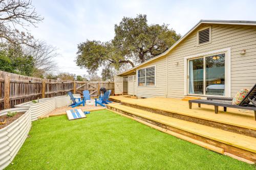 Walk to Main Street Cottage with Deck in Bandera! in 班德拉