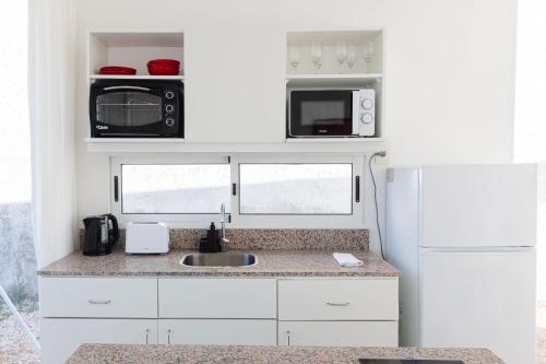 Casas Blancas Balneario Buenos Aires con parrilla cerca del mar in Balneario Buenos Aires