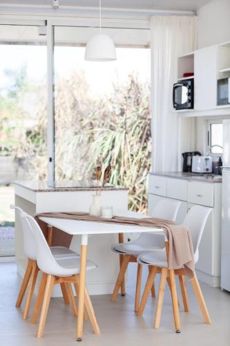 Casas Blancas Balneario Buenos Aires con parrilla cerca del mar in Balneario Buenos Aires