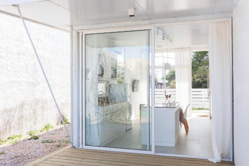 Casas Blancas Balneario Buenos Aires con parrilla cerca del mar in Balneario Buenos Aires