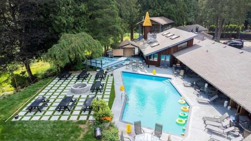Cozy 7BR Farmhouse with Pool, Hot Tub, Sauna and More