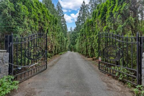 Cozy 7BR Farmhouse with Pool, Hot Tub, Sauna and More