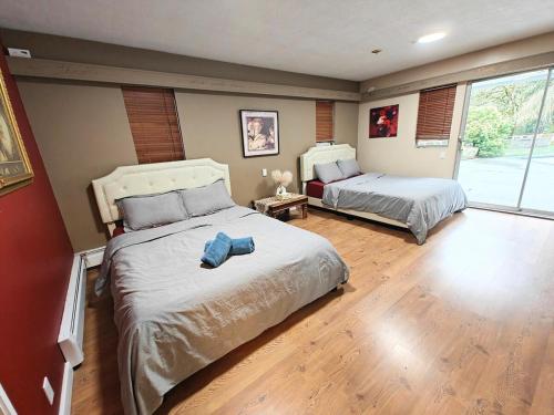 Cozy 7BR Farmhouse with Pool, Hot Tub, Sauna and More