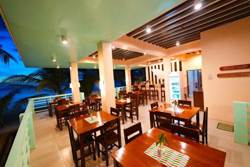 Restaurant, Carabao Island Beach Camp in Romblon