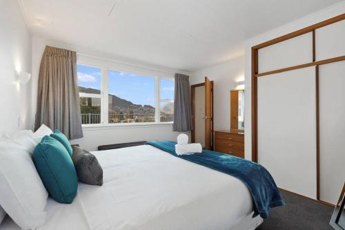 Best views walking distance to town 5 bedroom - image 2