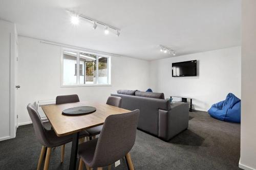Best views walking distance to town 5 bedroom - image 3