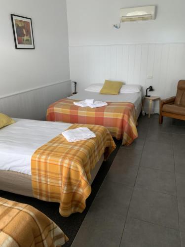 1 queen bed, 2 twin beds