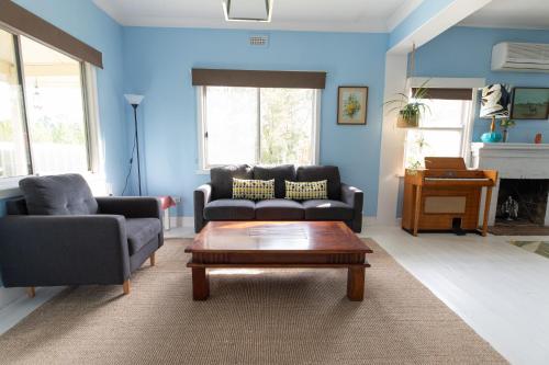 Cosy, historic and affordable entire cottage - 3 bedroom, 2 bathroom - 5kms from Castlemaine, 2kms f in Barkers Creek