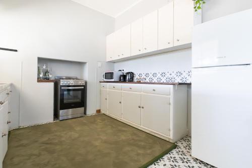 virtuve, Cosy, historic and affordable entire cottage - 3 bedroom, 2 bathroom - 5kms from Castlemaine, 2kms f in Barkers Creek