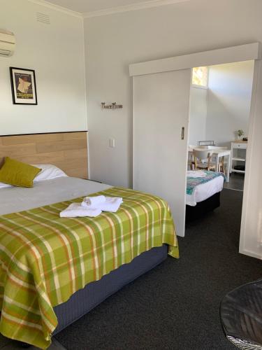 1 queen bed, 2 twin beds