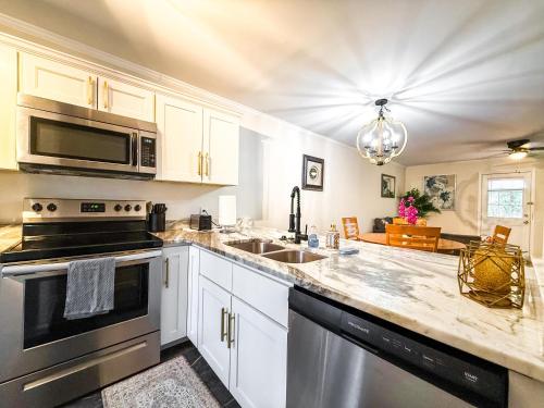 Perfectly located 2 en suite townhome in Raleigh