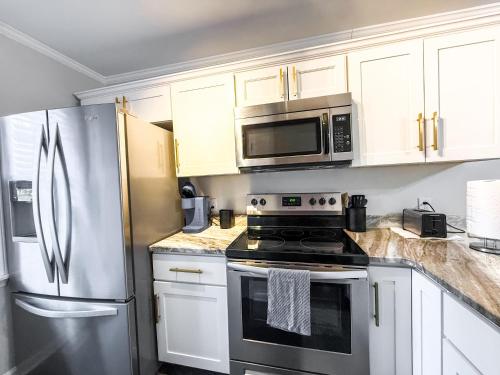 Perfectly located 2 en suite townhome in Raleigh