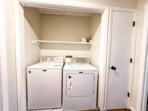 Perfectly located 2 en suite townhome in Raleigh