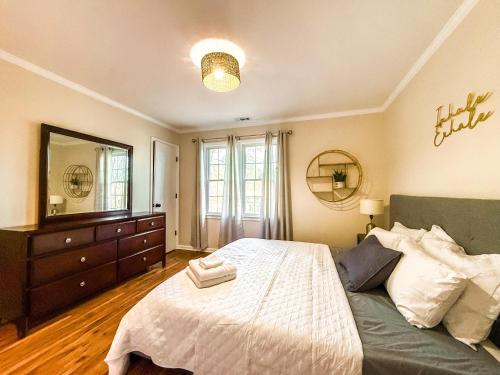 Perfectly located 2 en suite townhome in Raleigh