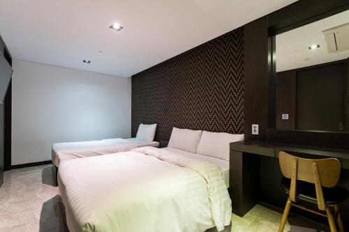 BrownDot Hotel Songdo - Tap to explore photos