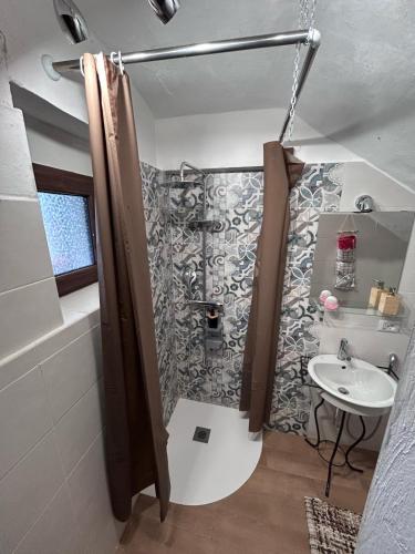  Camera Glicine con bagno privato in Castellero