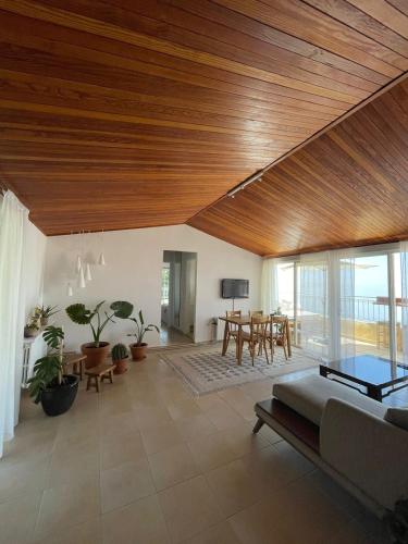 Little Peaceful Retreat - Bright Loft with a View – khách sạn tại Roumie