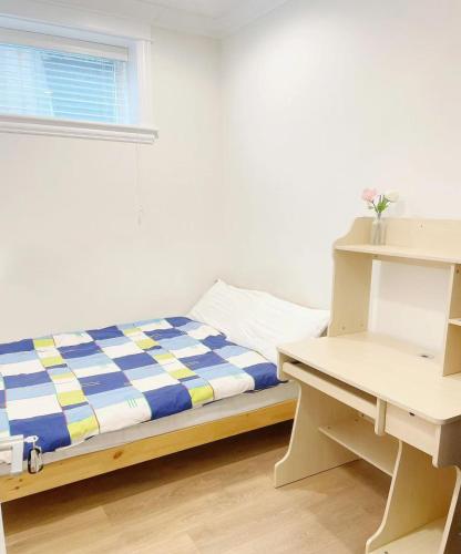 Beautiful place with Kitchen, Washing Machine, Internet near UBC, beach and DT