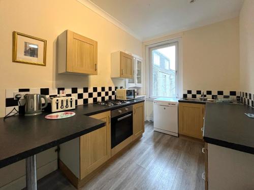 Beach & City Access - 2 Floors, Full Kitchen, Free Parking 5