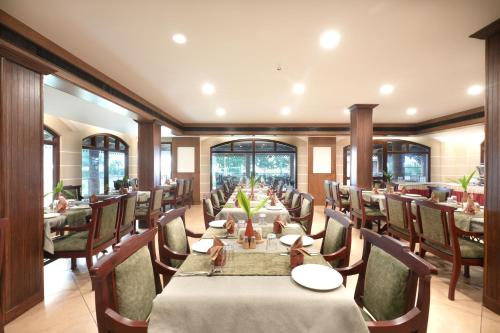 مطعم, منتجع ليكسونج (Lakesong Resort) in كوماراكوم