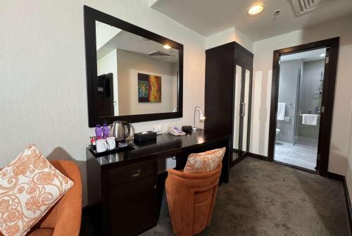 Deluxe Room Twin image 7