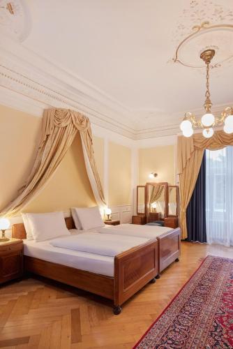 Deluxe Double Room image 5