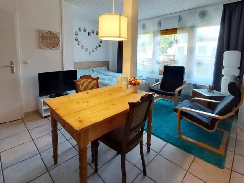 1 Zimmer Ferienwohnung 1.9km von Lohfelden entfernt