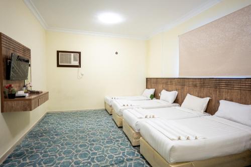 Quadruple Room with Private Bathroom image 2